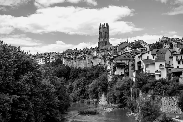 La vieille ville de Fribourg et la cathédrale Saint-Nicolas au-dessus de la Sarine