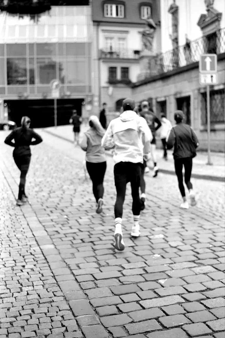 Groupe de coureurs sur les pavés d'une vieille ville